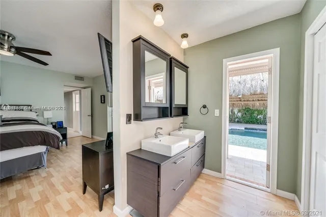 a en suite spacious bathroom with a double vanity sink and mirror