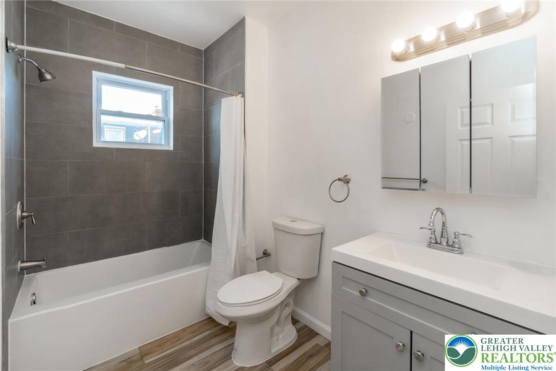 909 South Hall Street Allentown, PA 18103 - Photo 19 of 36 a bathroom with a toilet a sink and bathtub