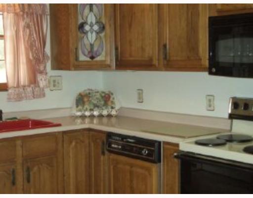 14 Alsop Road Pittsburgh, PA 15215 - Photo 4 of 8 Kitchen. Oak cabinets in the equiped kitchen.
