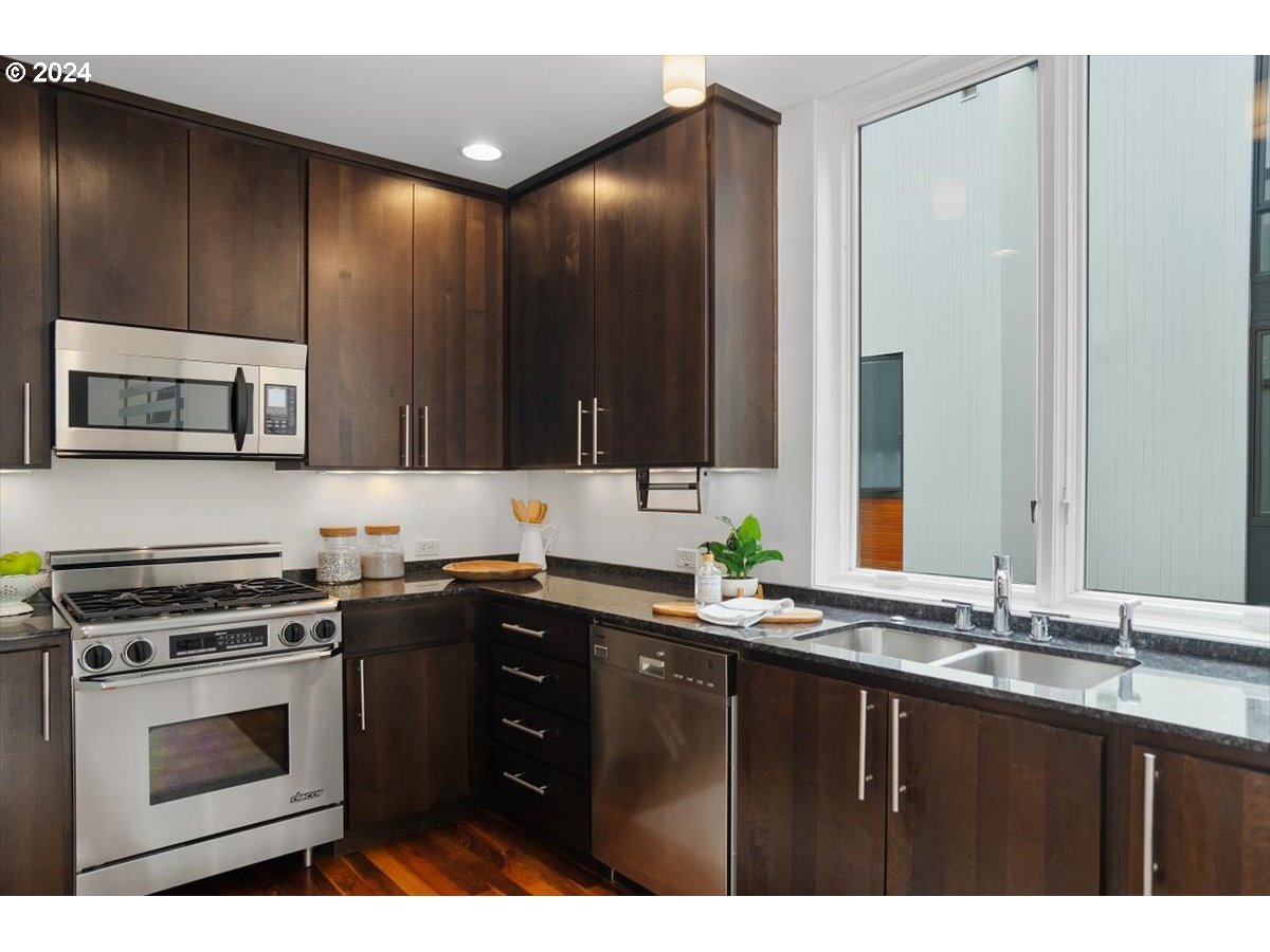 245 South Meade Street, Unit M2 Portland, OR 97201 - Photo 11 of 34 Kitchen