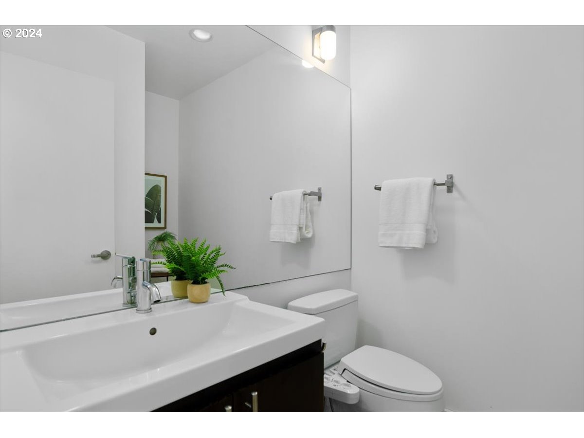 245 South Meade Street, Unit M2 Portland, OR 97201 - Photo 12 of 34 Bathroom