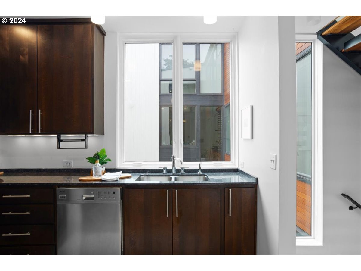 245 South Meade Street, Unit M2 Portland, OR 97201 - Photo 13 of 34 Kitchen