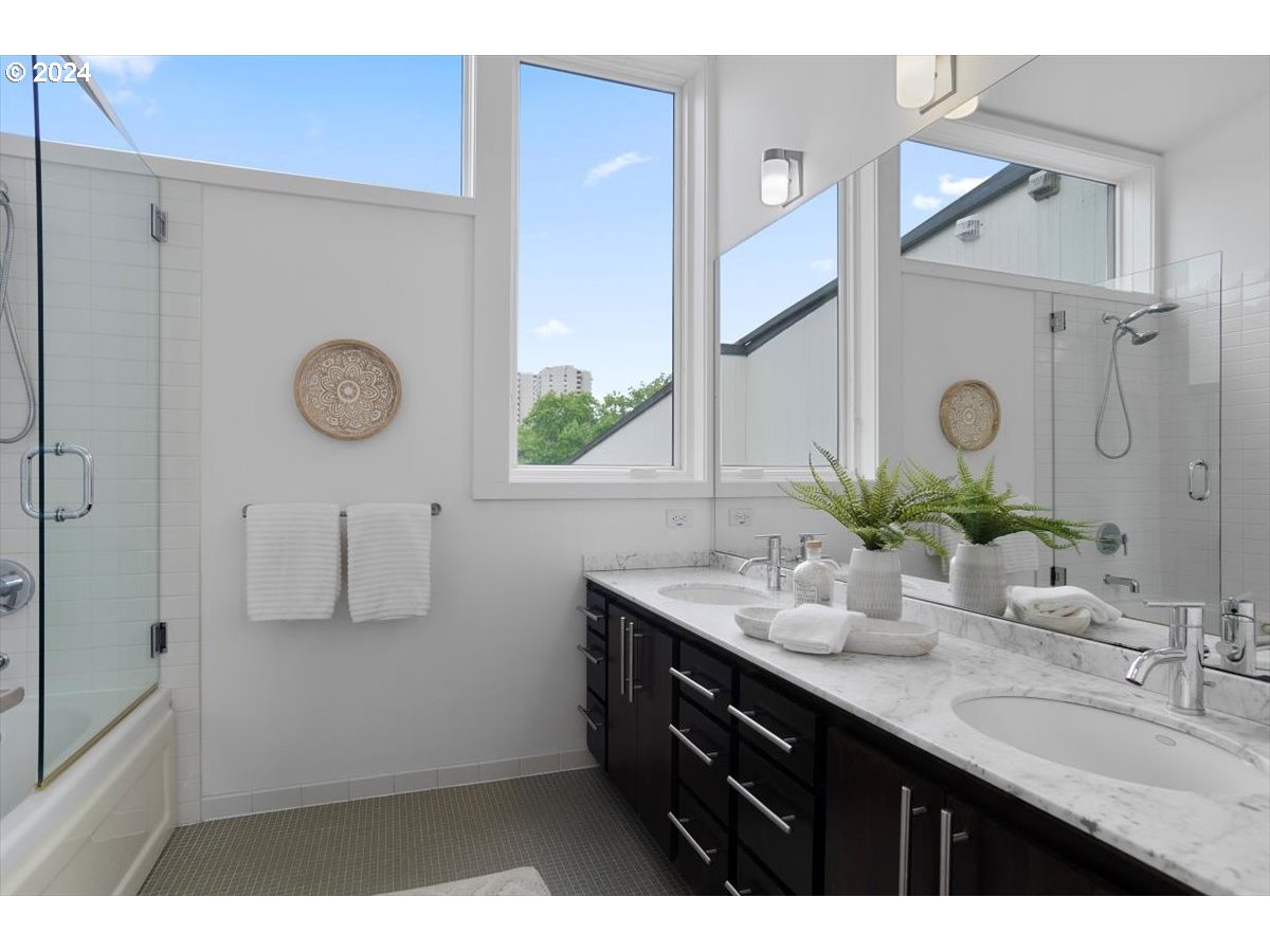245 South Meade Street, Unit M2 Portland, OR 97201 - Photo 25 of 34 Bathroom