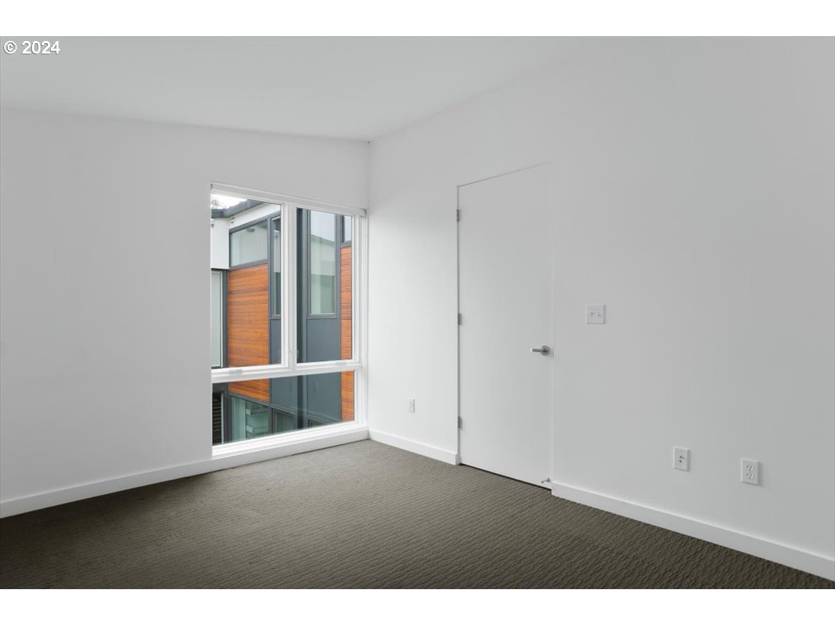 245 South Meade Street, Unit M2 Portland, OR 97201 - Photo 27 of 34 Bedroom