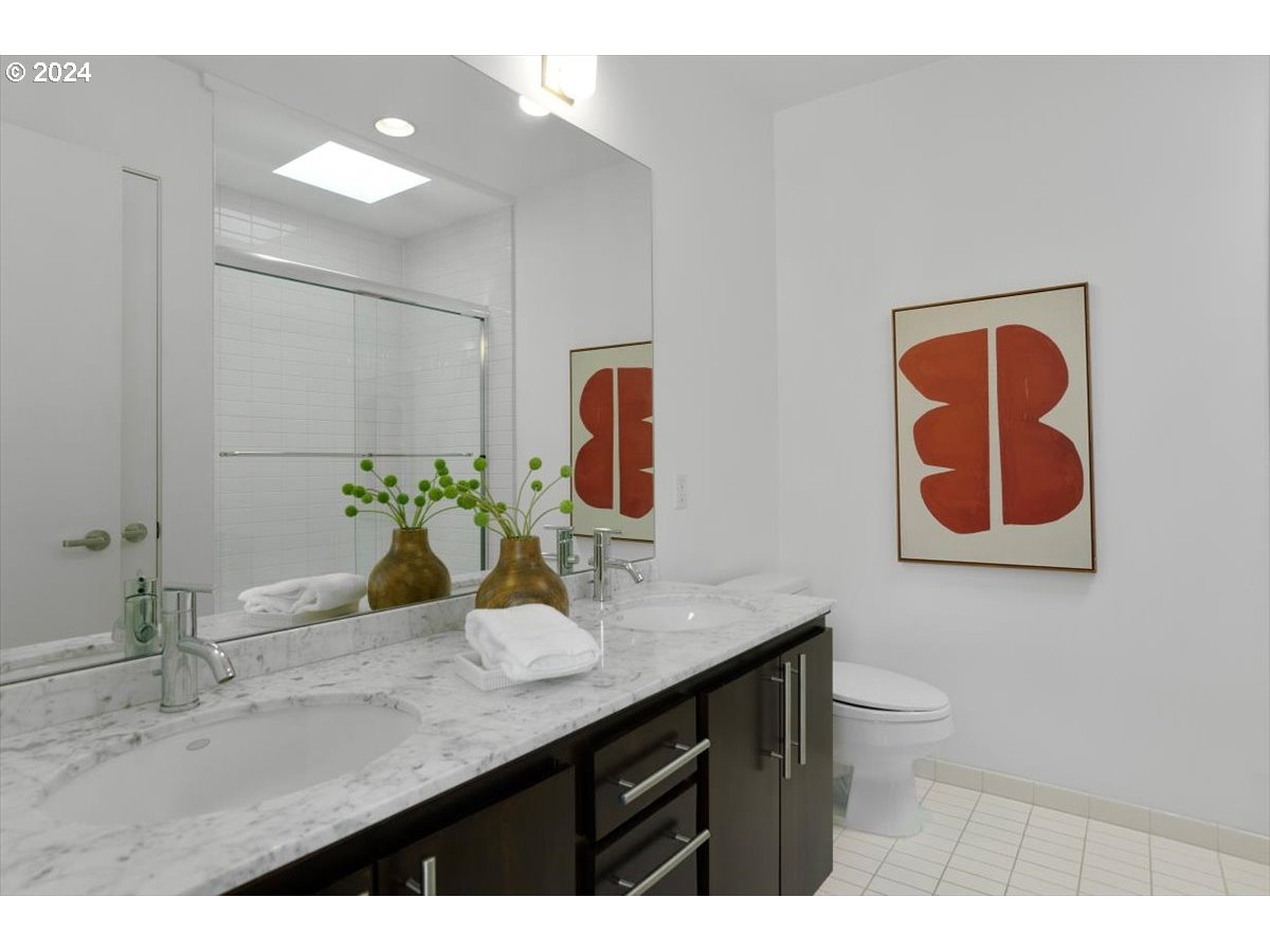 245 South Meade Street, Unit M2 Portland, OR 97201 - Photo 28 of 34 Bathroom