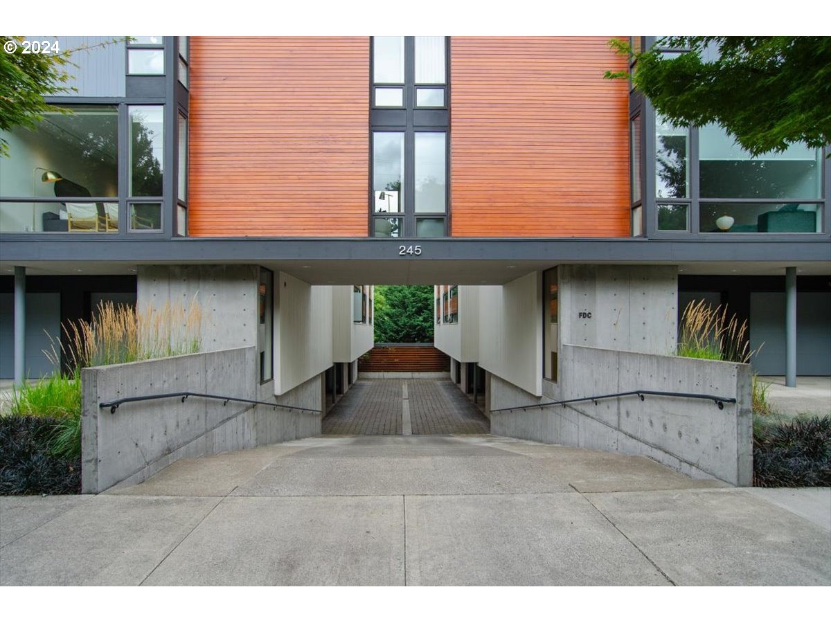245 South Meade Street, Unit M2 Portland, OR 97201 - Photo 30 of 34 Exterior