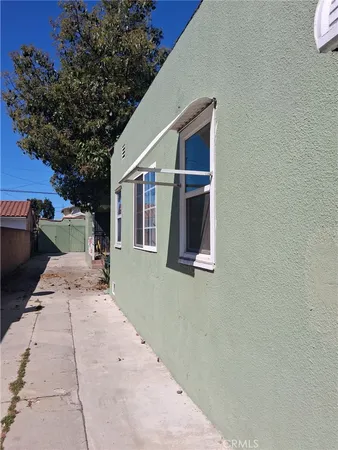 a view of backyard of the house