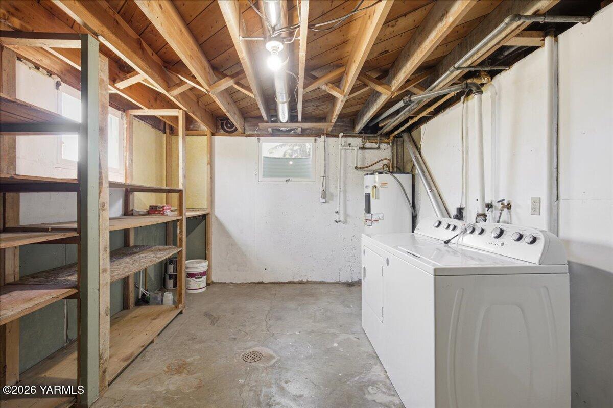 111 Sunset Way Zillah, WA 98953 - Photo 31 of 44 Large laundry/storage room