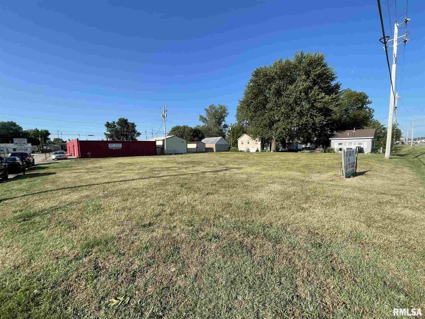 330 1st Avenue East Milan, IL 61264 - Photo 3 of 3 a backyard of a house with table and chairs