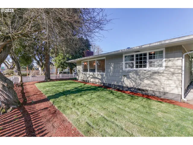 a view front of house with a yard