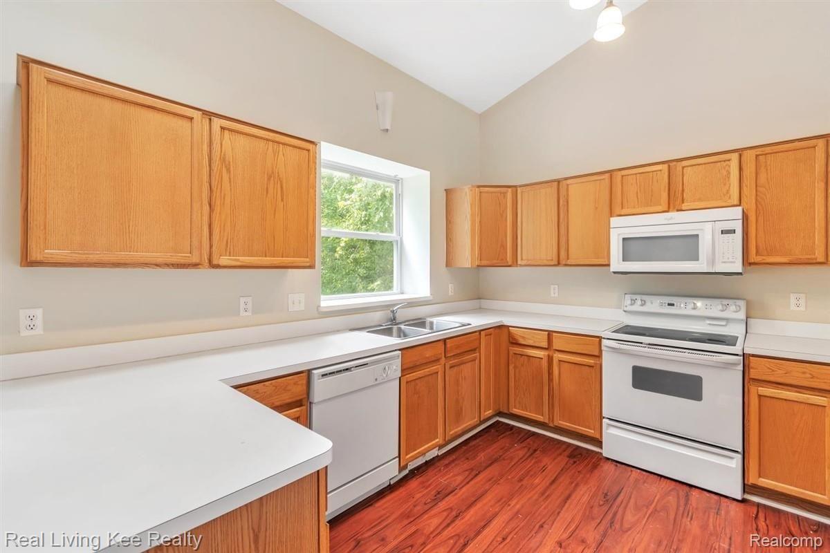 82 Eagle Ridge Road Lake Orion, MI 48360 - Photo 15 of 44 14-82-Eagle-Ridge-Rd-WindowStill-Re.jpg