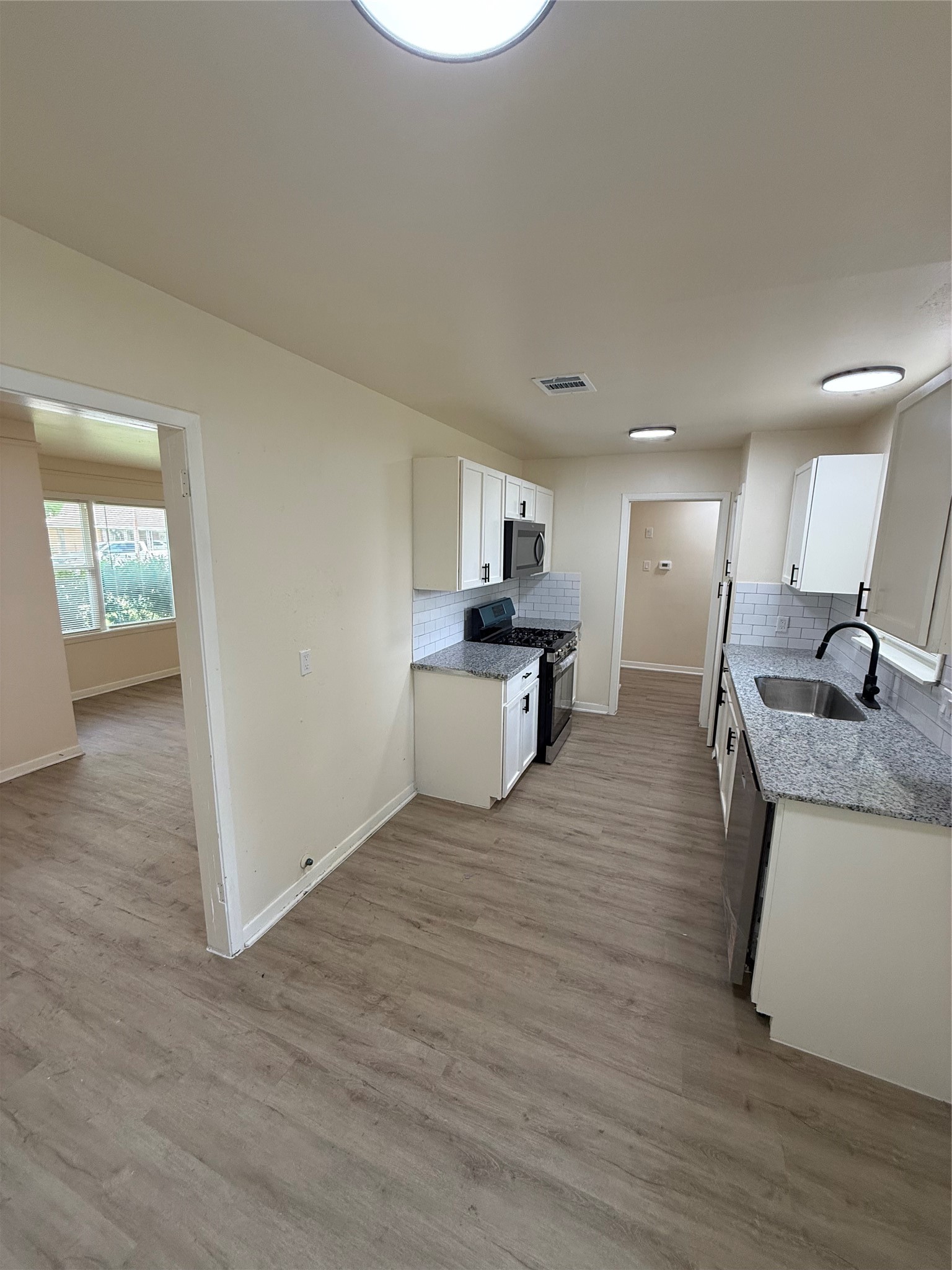 407 Midway Drive Baytown, TX 77521 - Photo 4 of 9