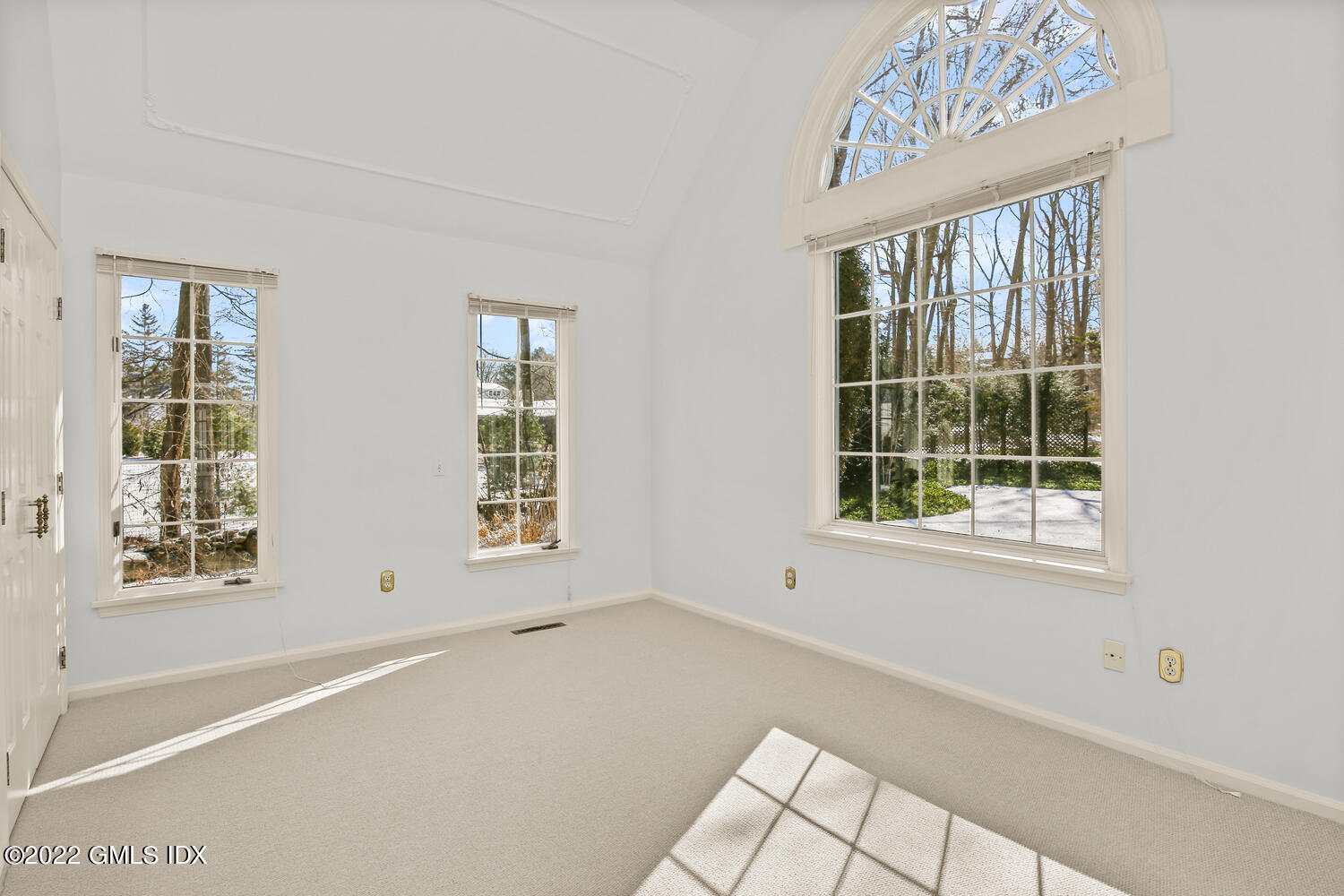 32 Peaceable Street Ridgefield, CT 06877 - Photo 21 of 38 a view of an empty room with a window