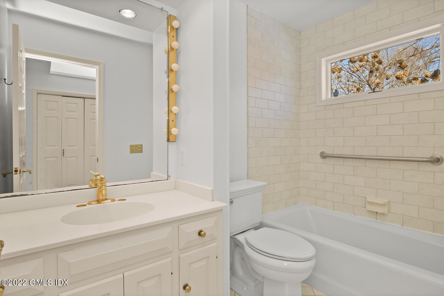 32 Peaceable Street Ridgefield, CT 06877 - Photo 24 of 38 a bathroom with a sink a toilet and a bathtub