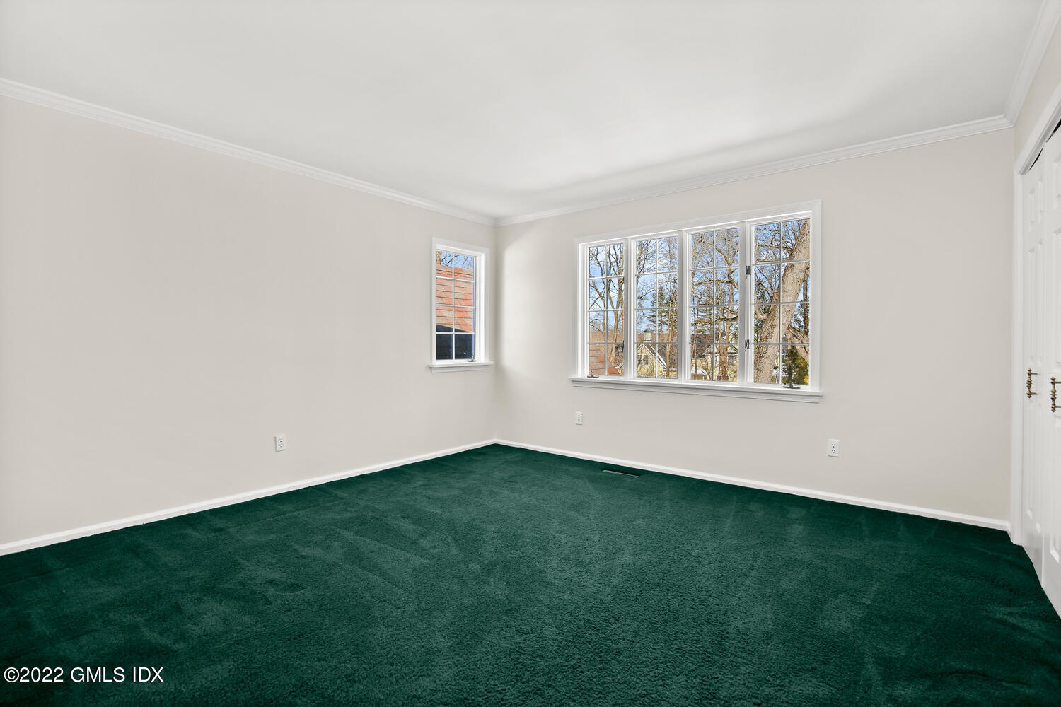 32 Peaceable Street Ridgefield, CT 06877 - Photo 27 of 38 an empty room with window