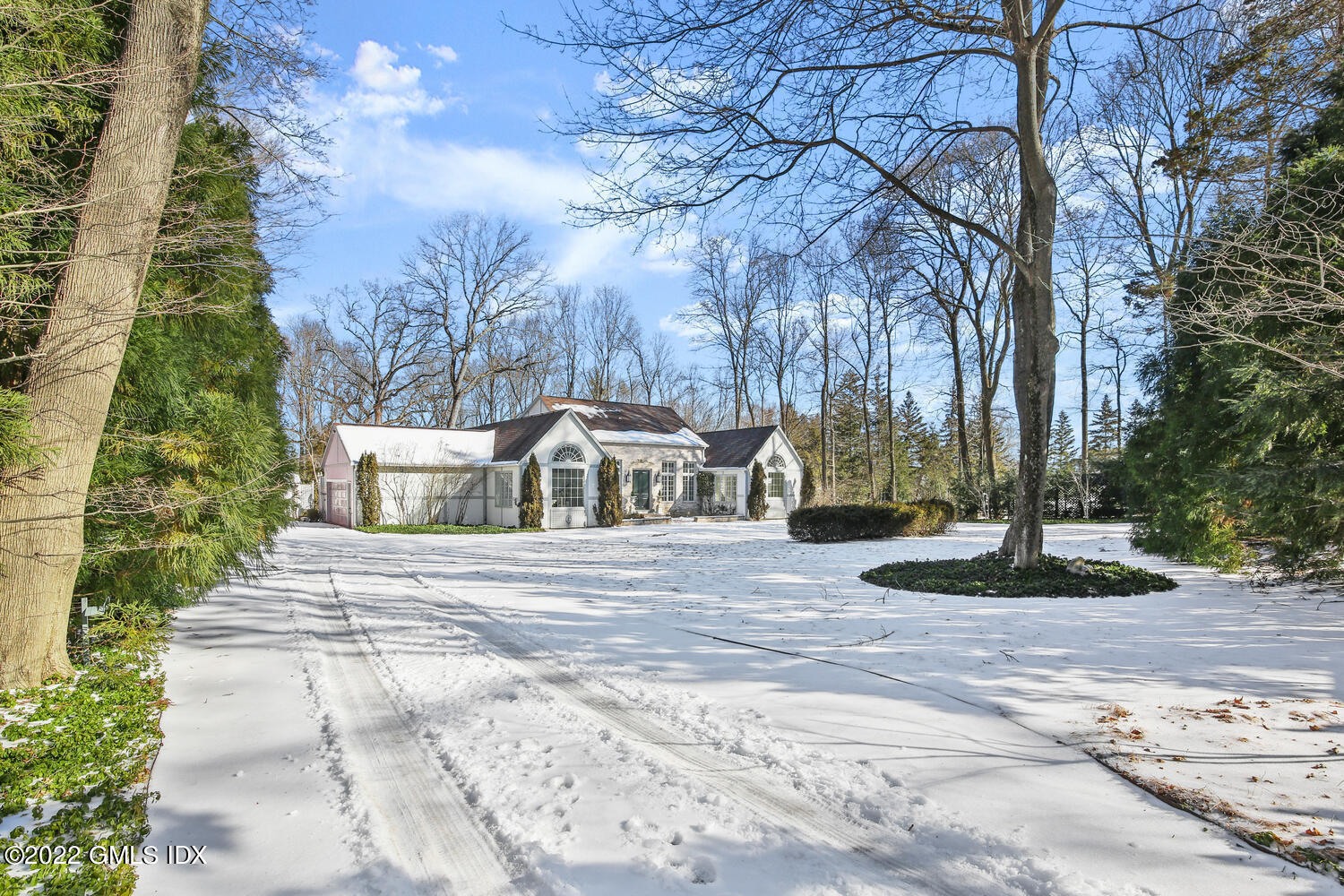 32 Peaceable Street Ridgefield, CT 06877 - Photo 3 of 38 a front view of a house with a yard