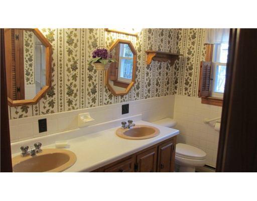 39 Josiah Norton Road Cape Neddick, ME 03902 - Photo 12 of 17 Bathroom.