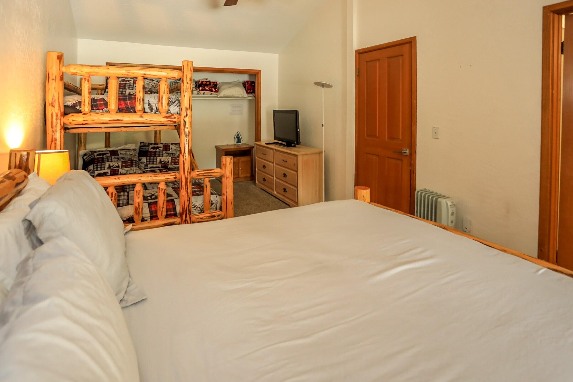 42638 Moonridge Road Big Bear Lake, CA 92315 - Photo 27 of 39 a bed room with a bed and a large mirror
