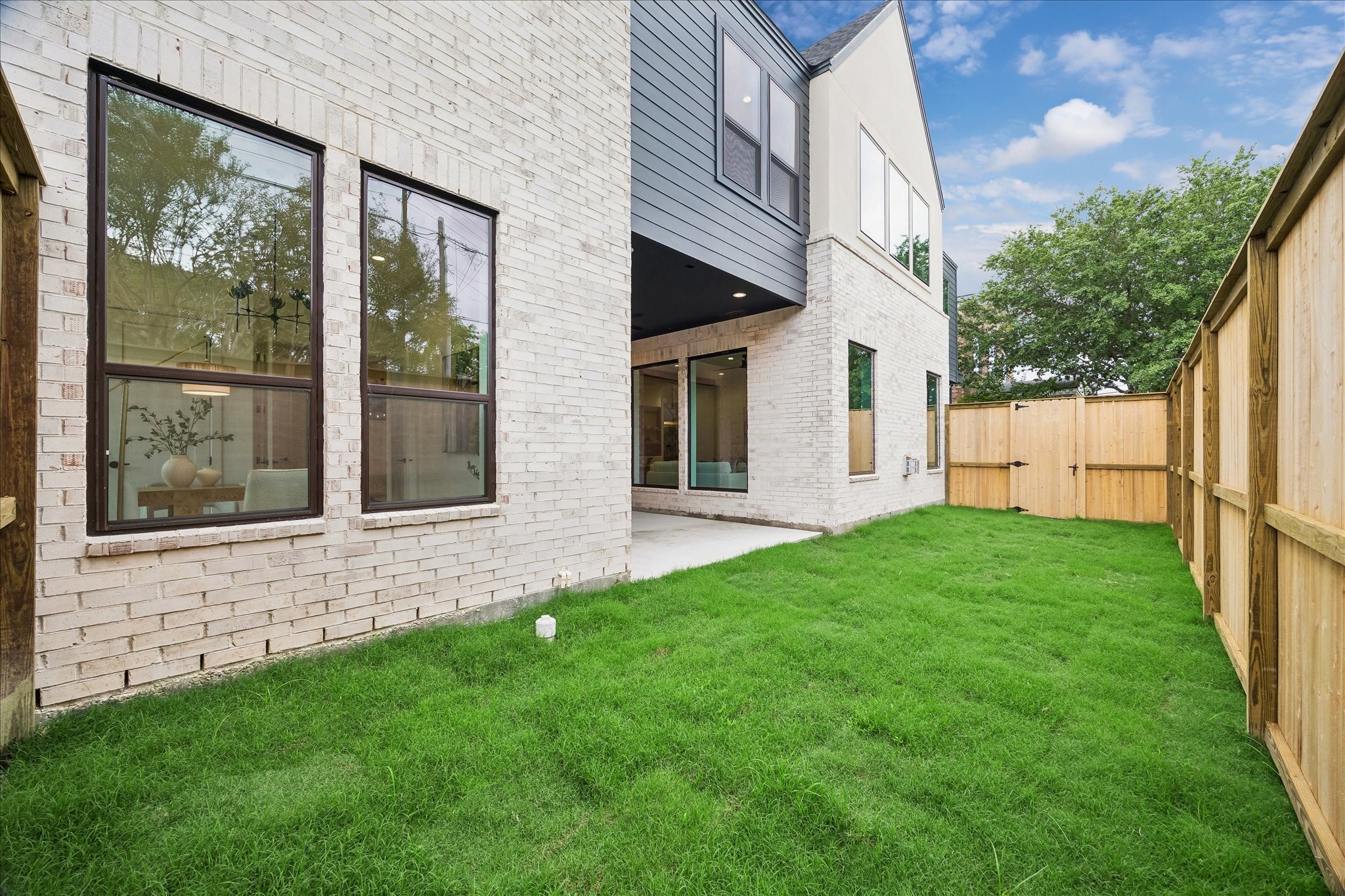 122 East 4th Street Houston, TX 77007 - Photo 36 of 38 Spacious backyard with privacy fencing.