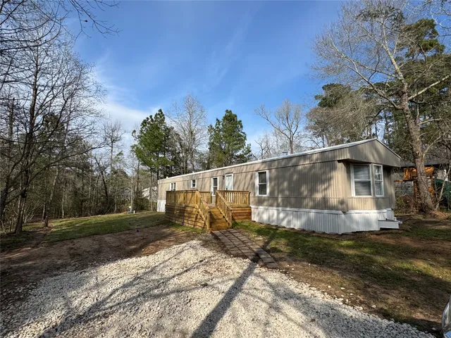 a view of a house with backyard
