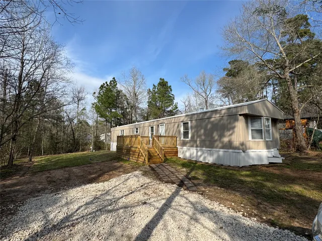 a view of a house with backyard