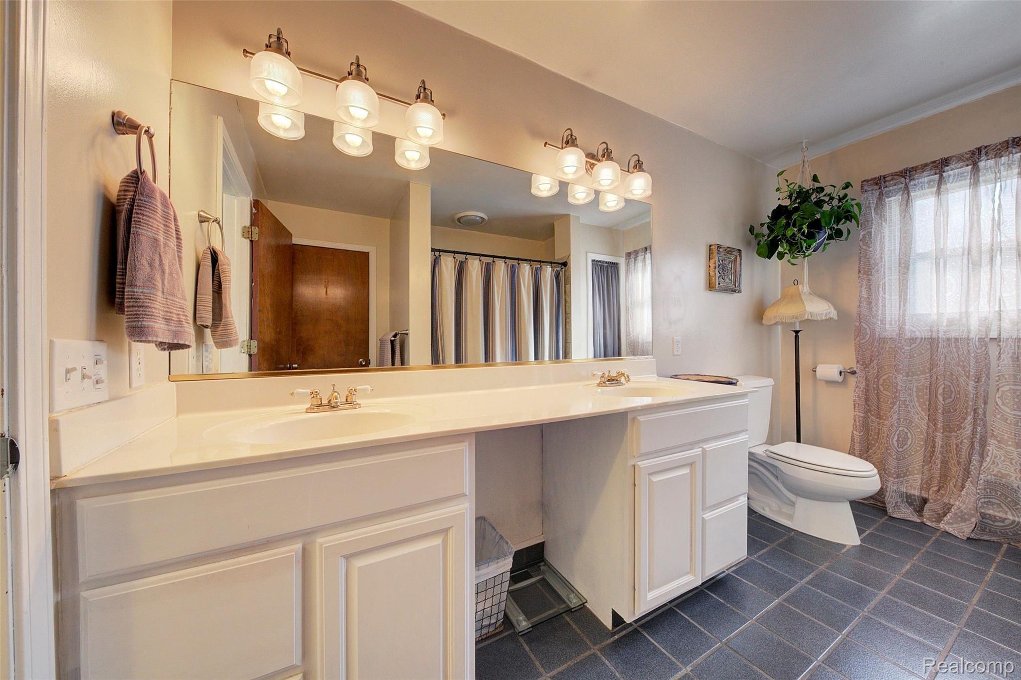 1131 Brighton Lake Road Brighton, MI 48116 - Photo 16 of 43 Full Bath