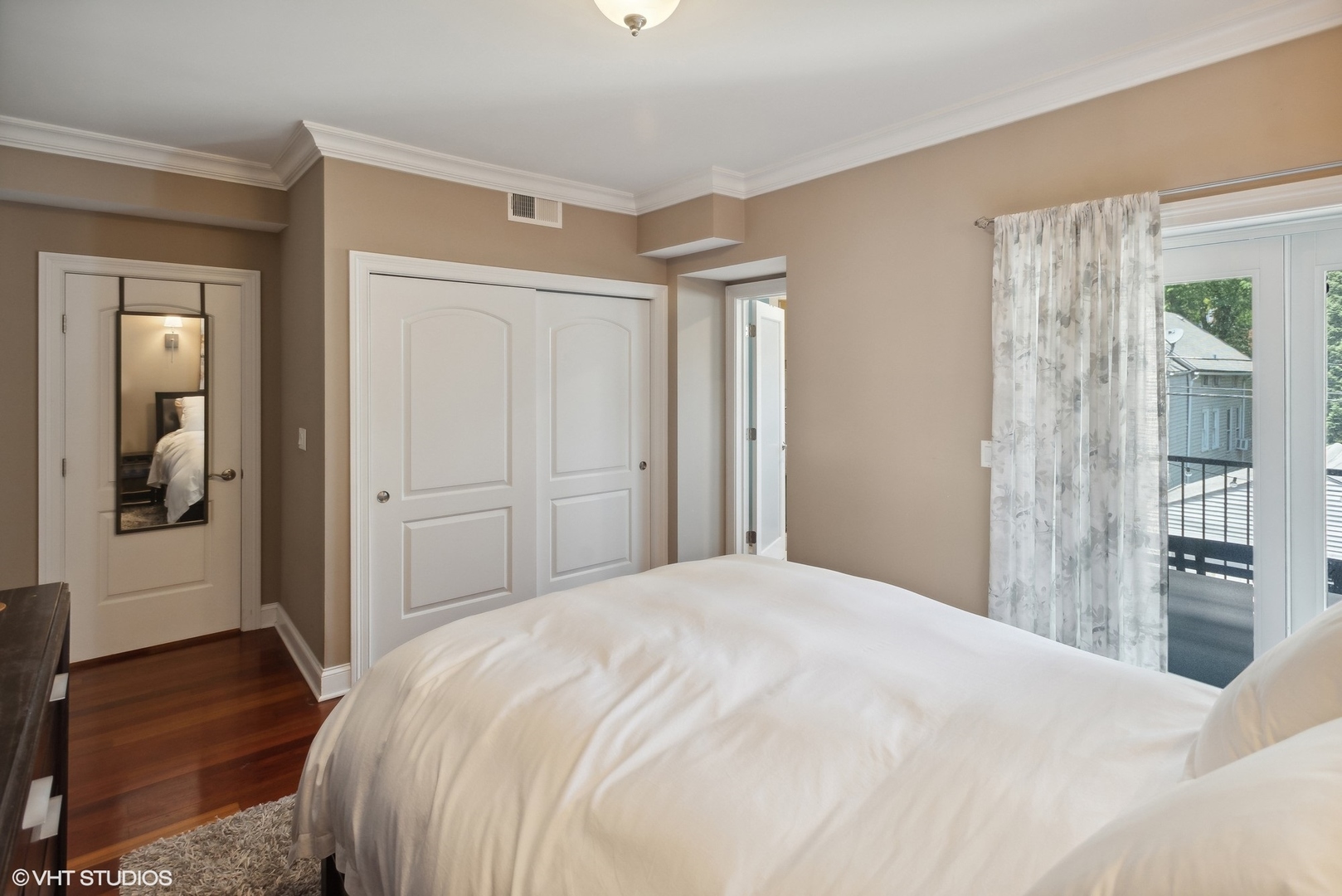 2324 West Argyle Street, Unit 2E Chicago, IL 60625 - Photo 9 of 14 a spacious bedroom with a bed and wooden floor