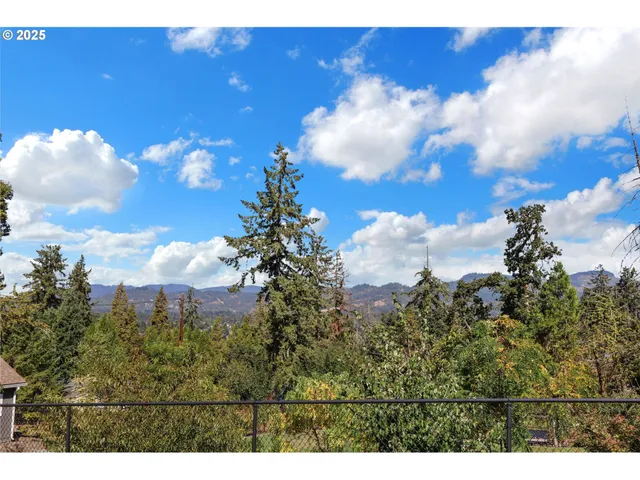 $565,000 | 745 South 71st Street, Springfield, OR 97478