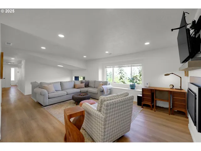 $565,000 | 745 South 71st Street, Springfield, OR 97478