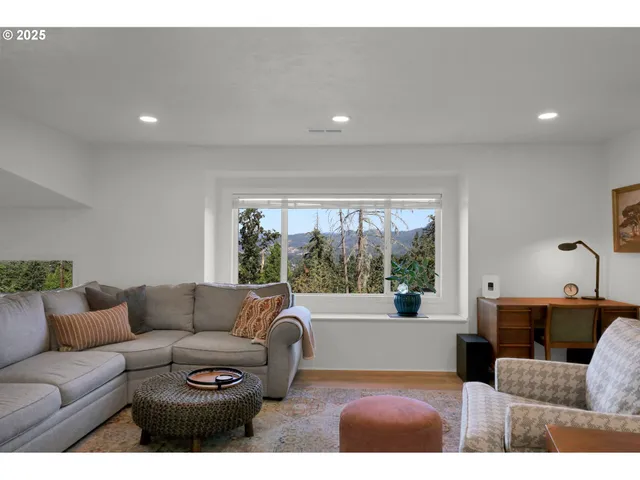 $565,000 | 745 South 71st Street, Springfield, OR 97478