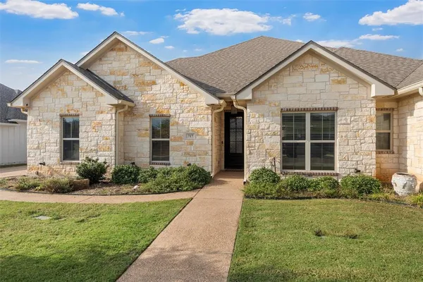 $465,000 | 717 Wintergreen Drive, Hewitt, TX 76643