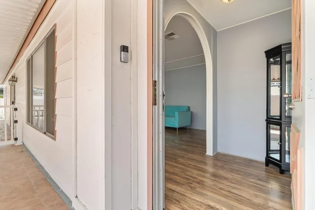 a picture of a black and white photo