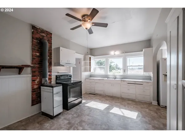 $1,475,000 | 28766 Highway 36, Junction City, OR 97448