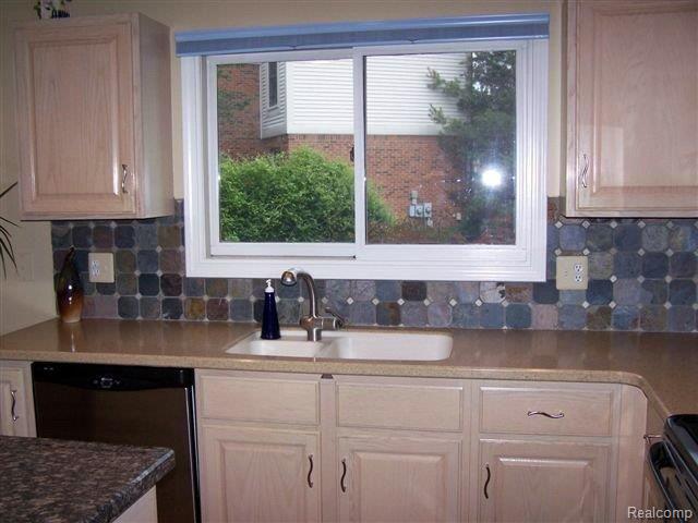 3332 Fulham Drive Rochester, MI 48309 - Photo 14 of 25 Kitchen