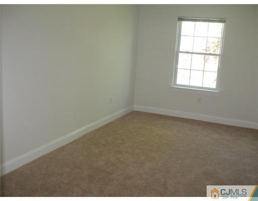 43 Cambridge Road Kendall Park, NJ 08824 - Photo 11 of 12 Gallery Image 11