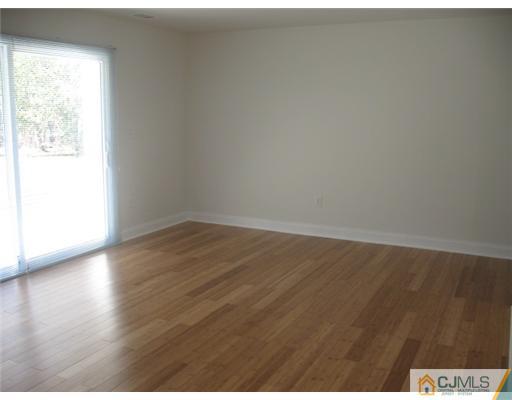 43 Cambridge Road Kendall Park, NJ 08824 - Photo 6 of 12 Gallery Image 6