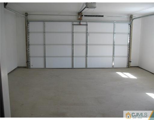43 Cambridge Road Kendall Park, NJ 08824 - Photo 8 of 12 Gallery Image 8