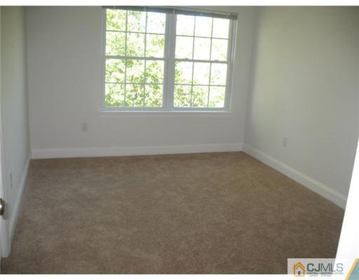 43 Cambridge Road Kendall Park, NJ 08824 - Photo 10 of 12 Gallery Image 10