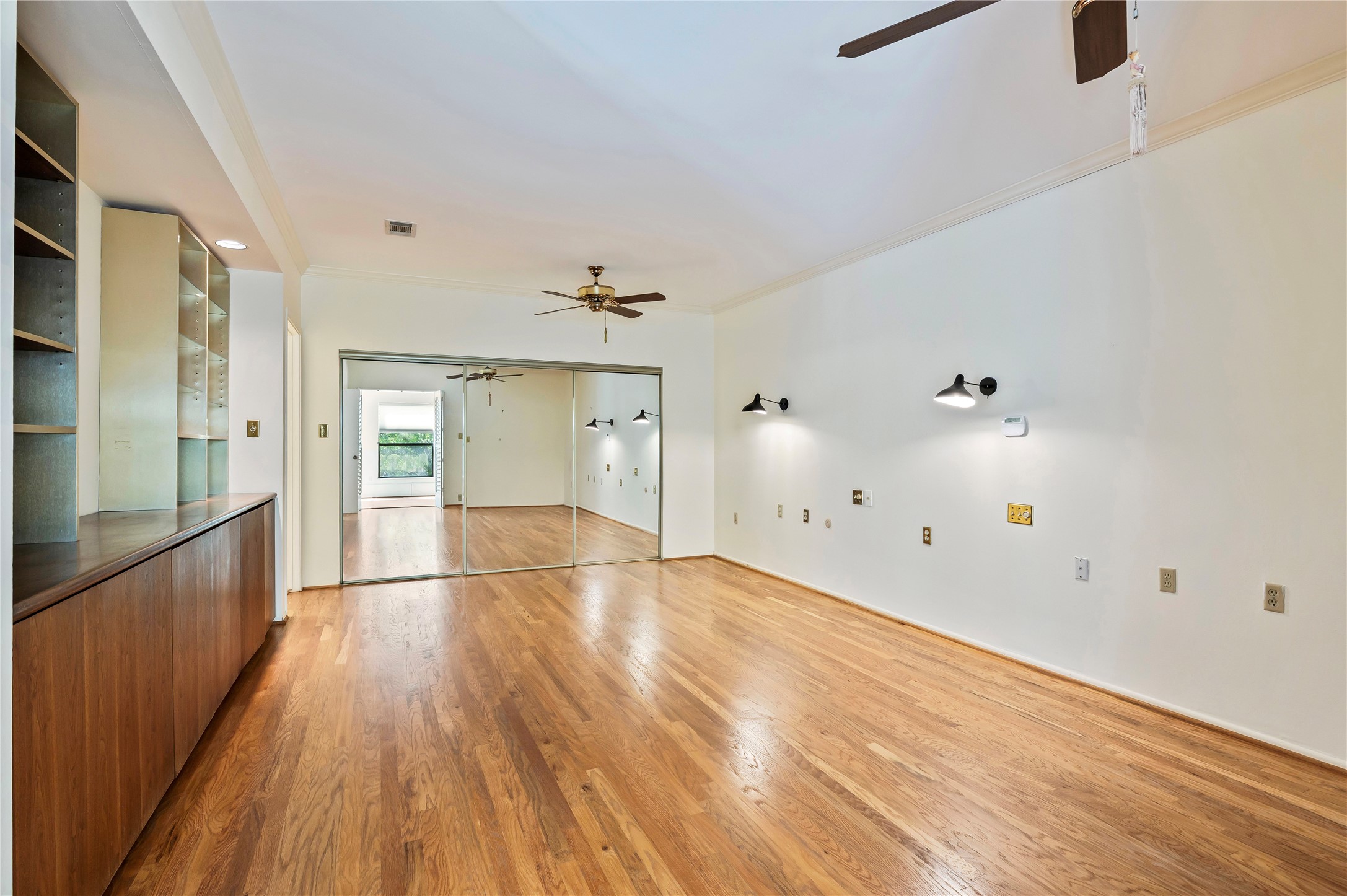 5300 Mercer Street, Unit 7 Houston, TX 77005 - Photo 23 of 41 Spacious primary bedroom
