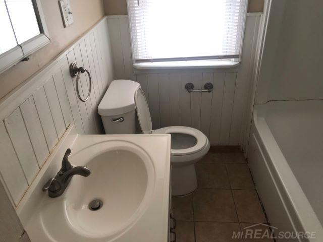 8664 Harding Street Center Line, MI 48015 - Photo 16 of 19 50038237-15.JPG