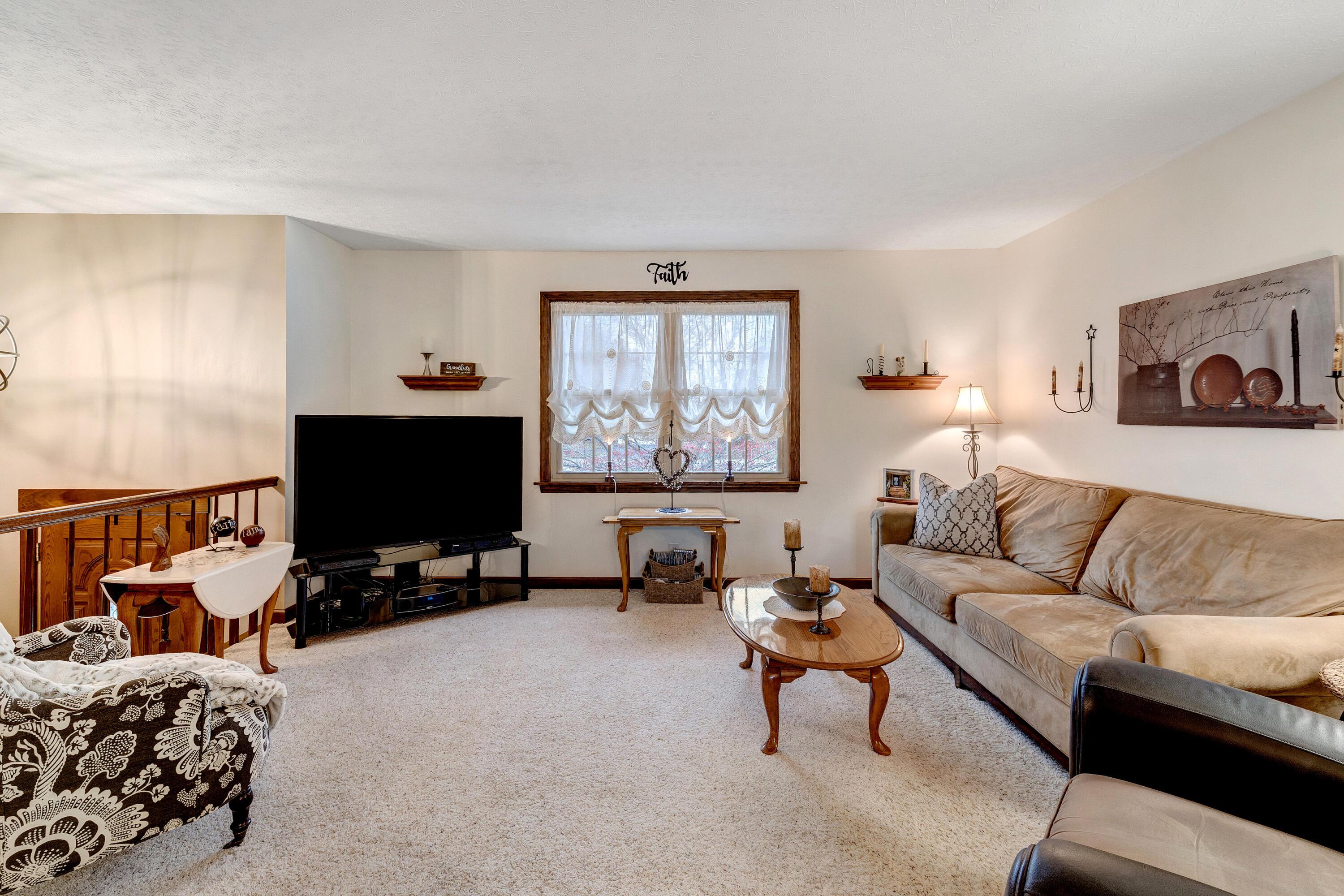 6186 Feder Road Columbus, OH 43228 - Photo 7 of 53 Living Room