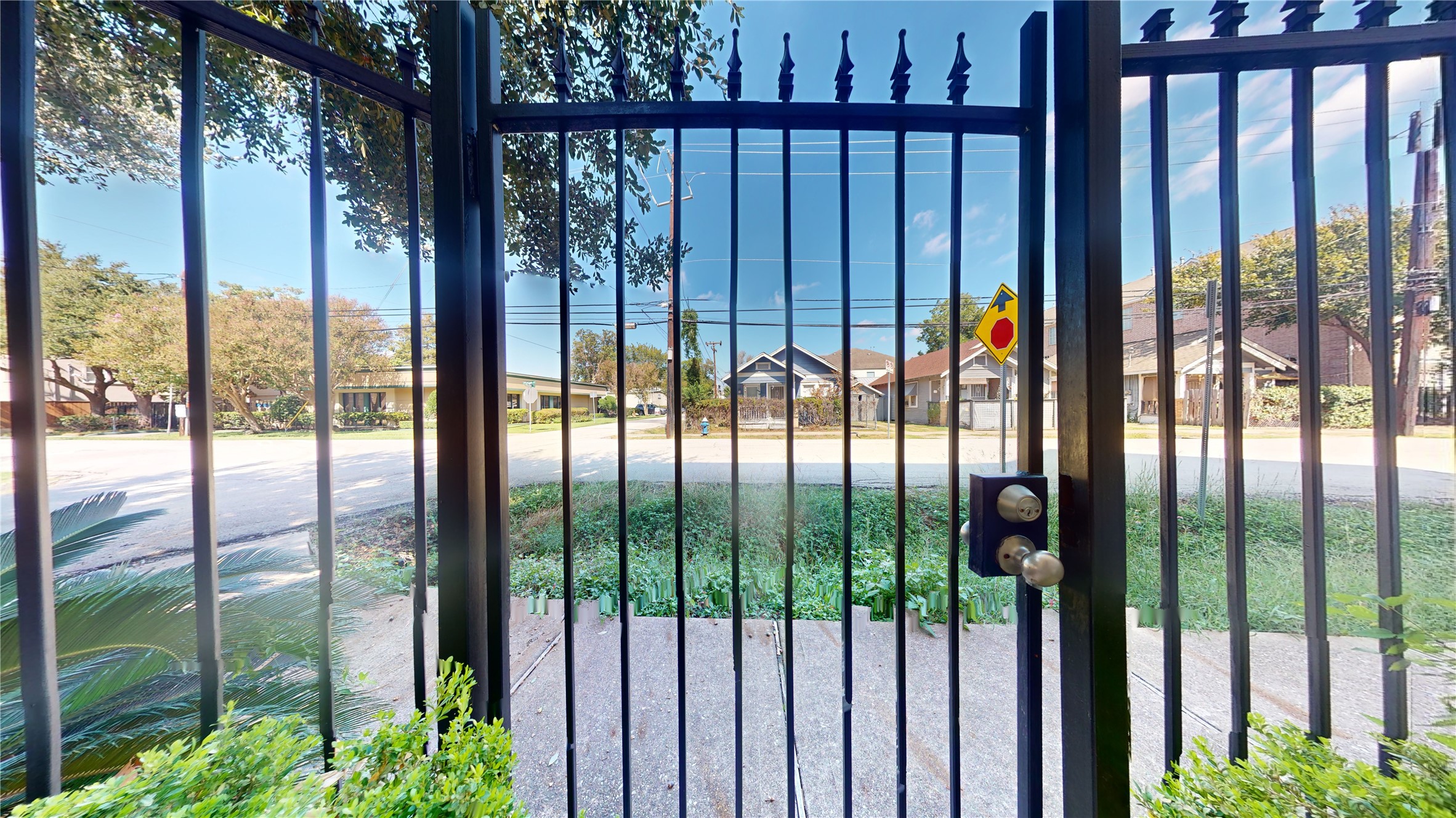 328 Malone Street Houston, TX 77007 - Photo 3 of 50 a view of outdoor from window