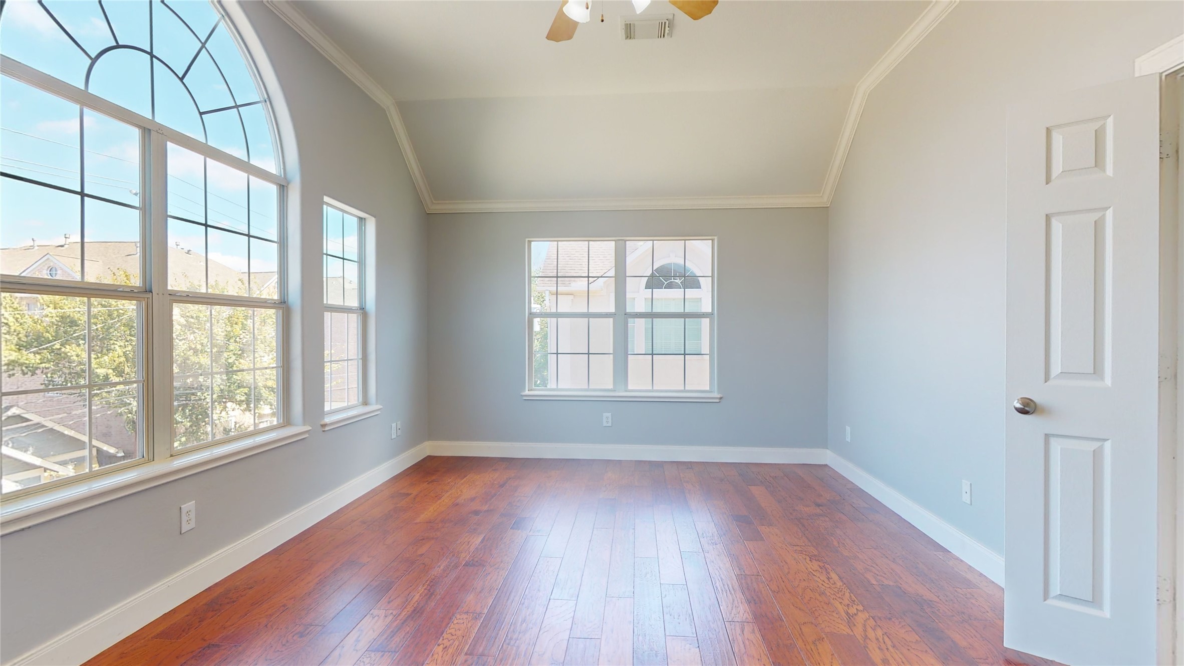 328 Malone Street Houston, TX 77007 - Photo 34 of 50 an empty room with wooden floor and windows