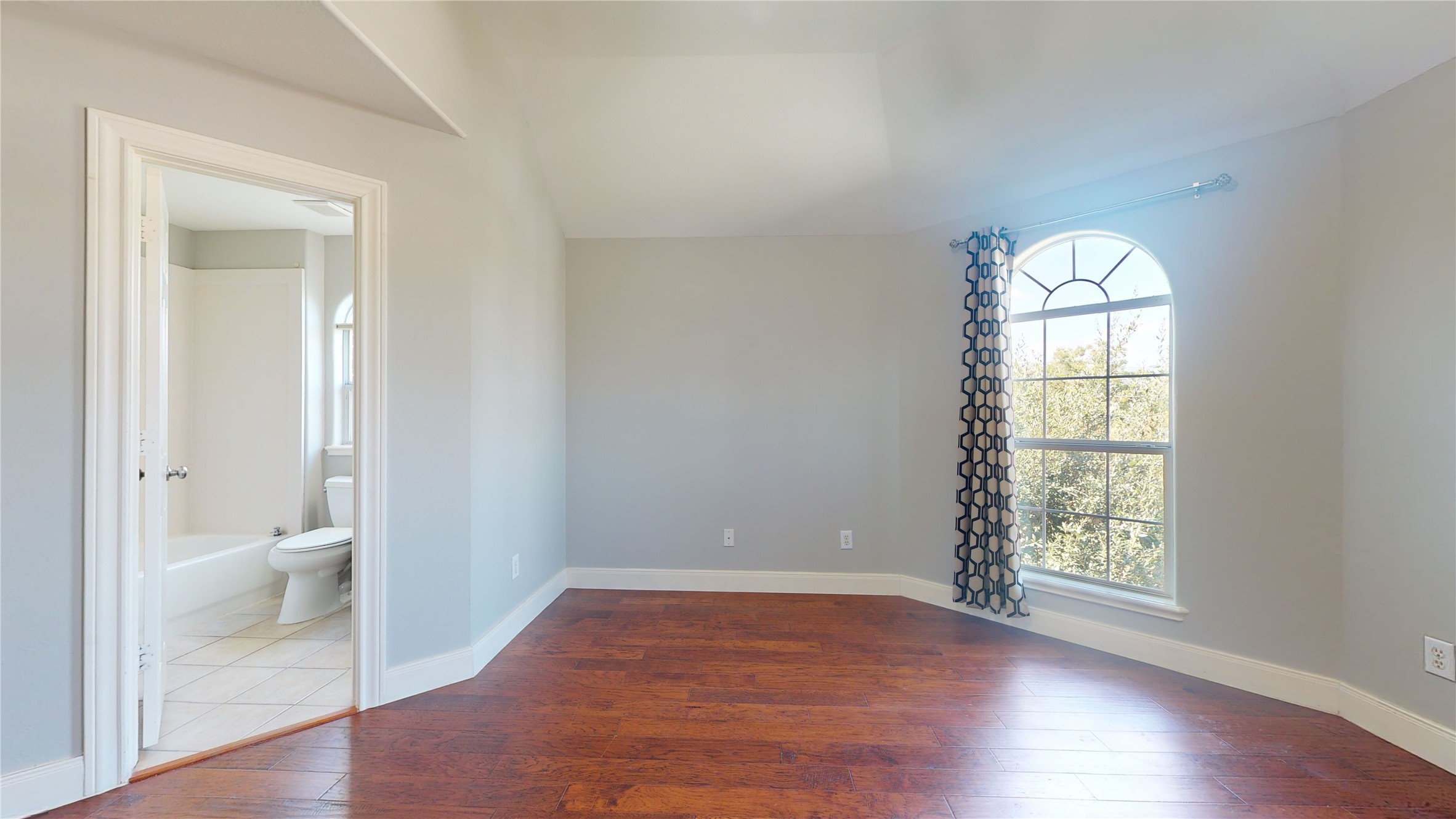 328 Malone Street Houston, TX 77007 - Photo 44 of 50 wooden floor in an empty room with a window