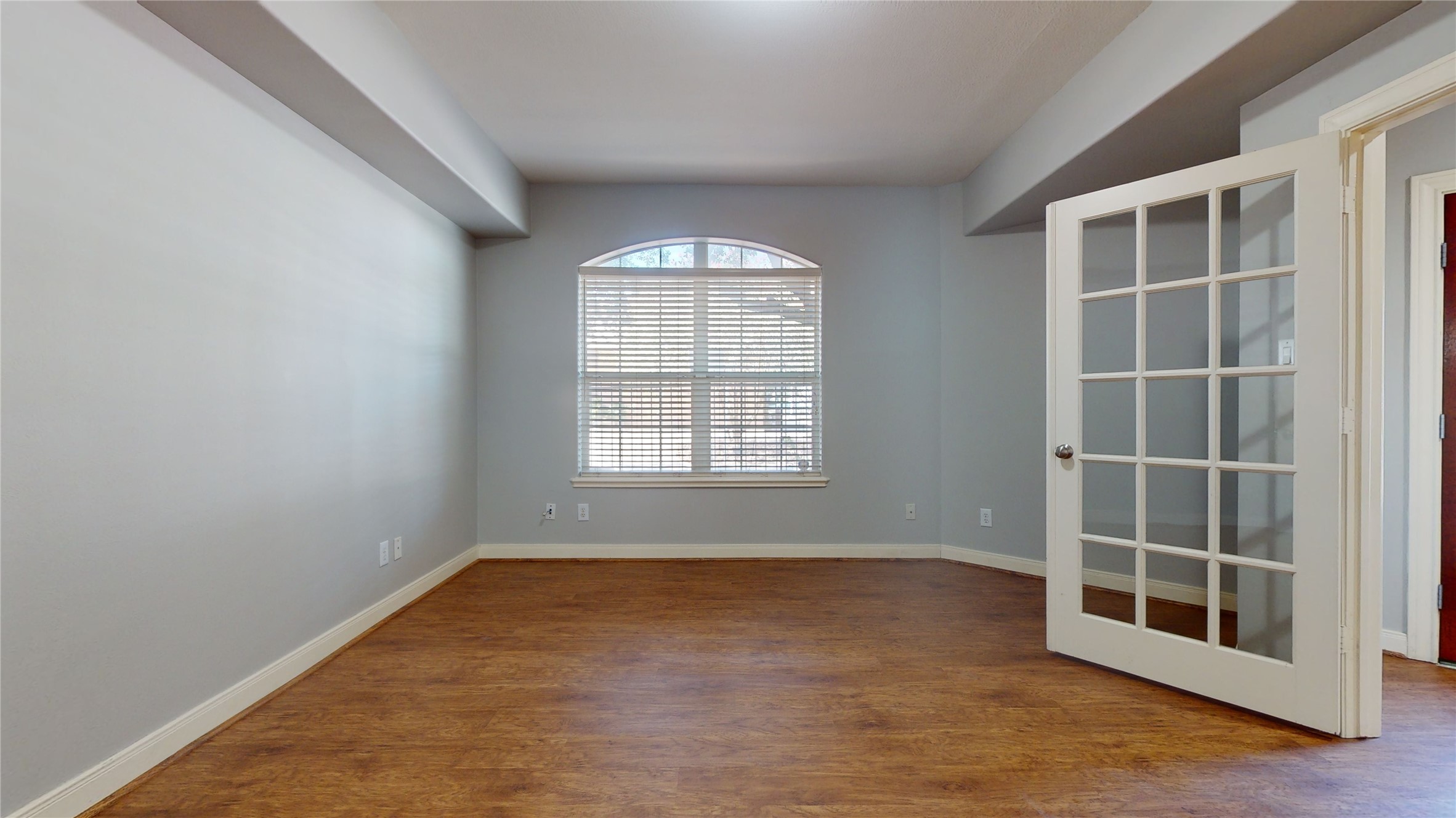 328 Malone Street Houston, TX 77007 - Photo 10 of 50 an empty room with windows