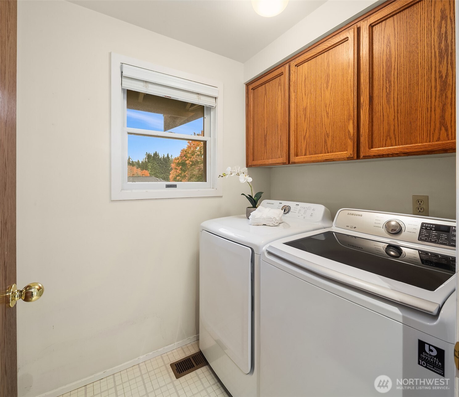 637 Elm Place Edmonds, WA 98020 - Photo 25 of 34 a utility room with dryer and washer