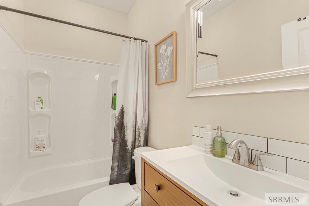 3242 East Lincoln Road Idaho Falls, ID 83401 - Photo 29 of 47 Bathroom