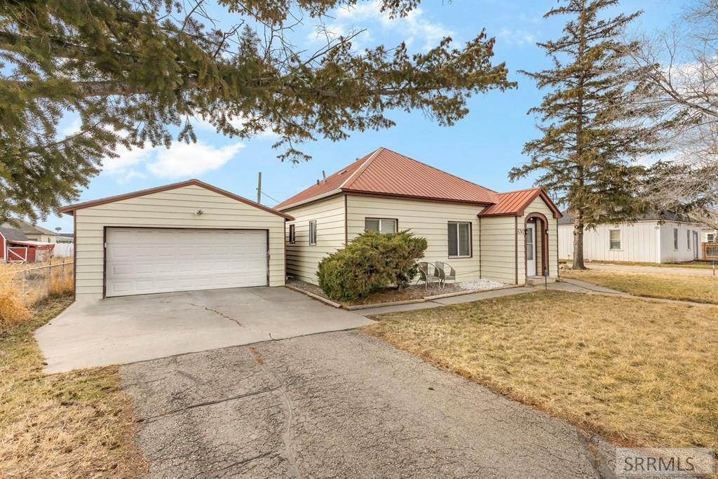 3242 East Lincoln Road Idaho Falls, ID 83401 - Photo 4 of 47 Garage