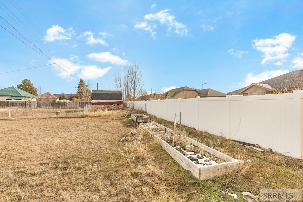 3242 East Lincoln Road Idaho Falls, ID 83401 - Photo 42 of 47 Backyard