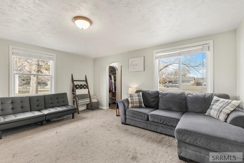 3242 East Lincoln Road Idaho Falls, ID 83401 - Photo 8 of 47 Living Room